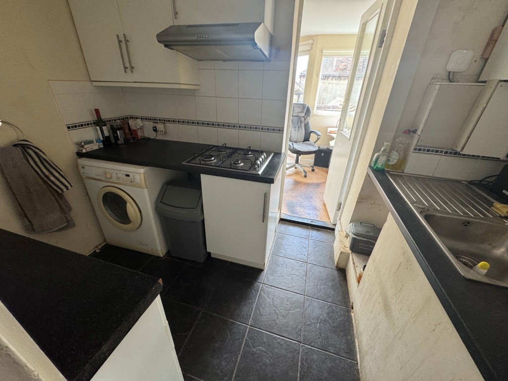 Lot: 85 - TWO FLATS CLOSE TO DEAL SEAFRONT, PIER AND TOWN CENTRE - Second floor flat - kitchen